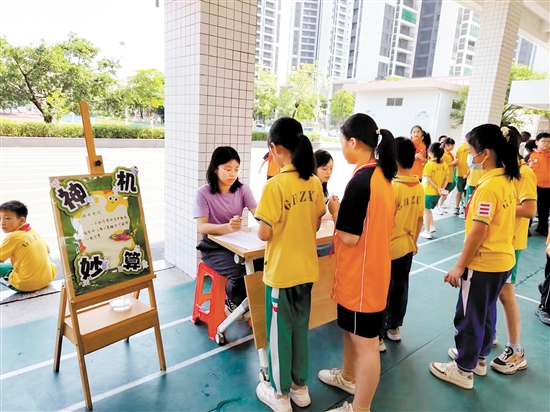 共和镇中心小学举办首届数学文化节，让学生在玩乐中巩固数学知识，提高数学思维能力。