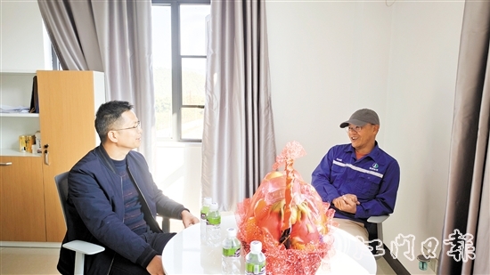 恩平市人社局慰问高级人才恩平市佛燃能源有限公司高级工程师何伟搪（右）。