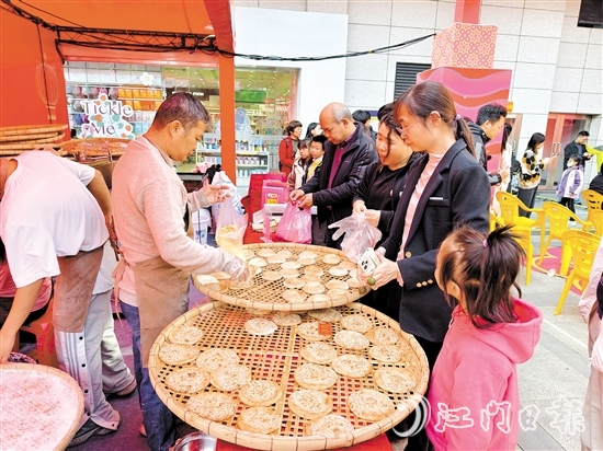 恩平烧饼摊位吸引诸多市民游客光顾。
