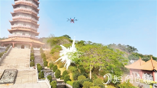 无人机精准投下一枚灭火弹，瞬间四周腾起白色雾气，火势得到有效控制。