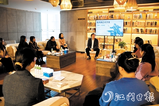 一场关于“音乐与素质教育”的交流会在江海区龙溪湖阅读中心举行。