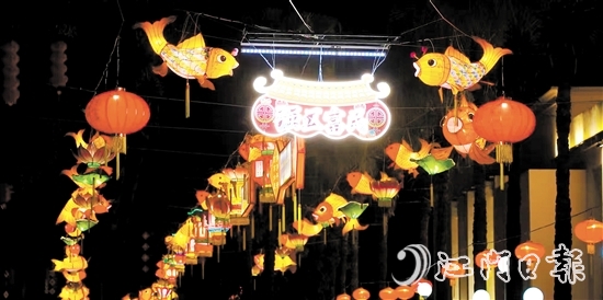 鱼灯熠熠，洋溢出浓浓的节日氛围。