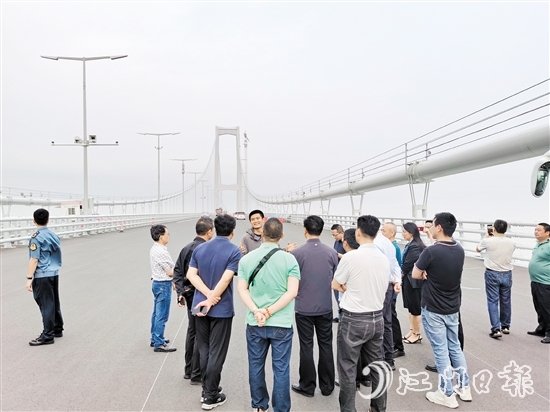 深中通道通车前，新会区政协委员前往项目现场调研。