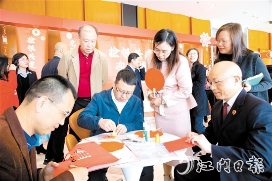 活动现场，不少人亲手制作廉洁手工艺品。