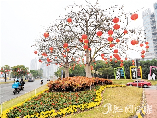鹤山城区主要干道增花添绿、张灯结彩，新春氛围浓厚。