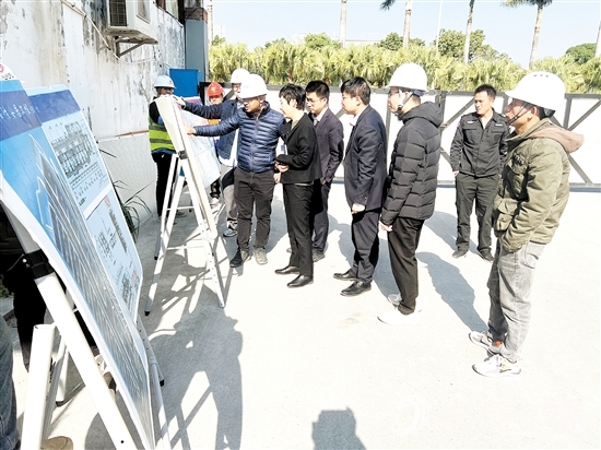 江门工行工作人员走进某工程项目开展调研。