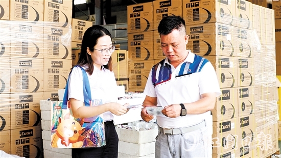 江门农商银行客户经理走访农户。