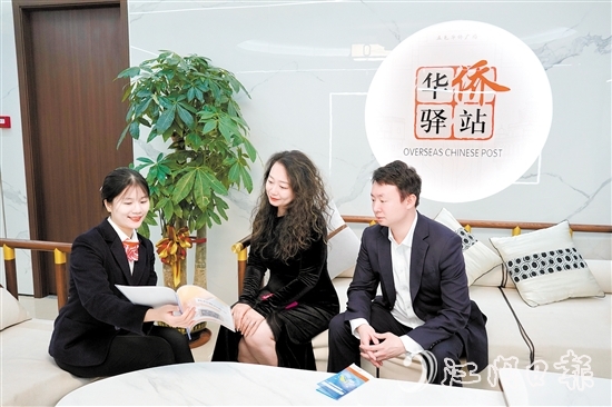 江门中行员工为私行客户介绍最新的理财方案。