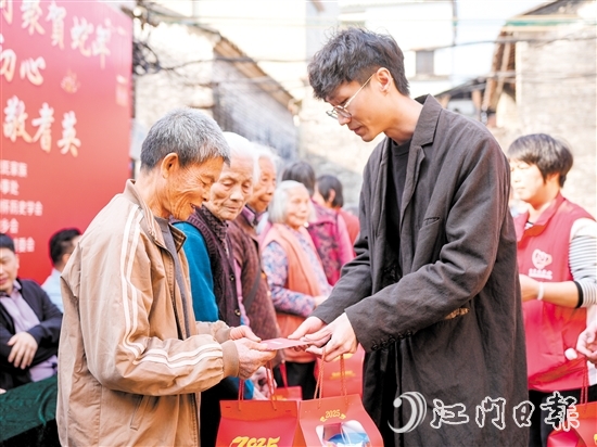 礼乐乡亲接收慰问金以及礼物。