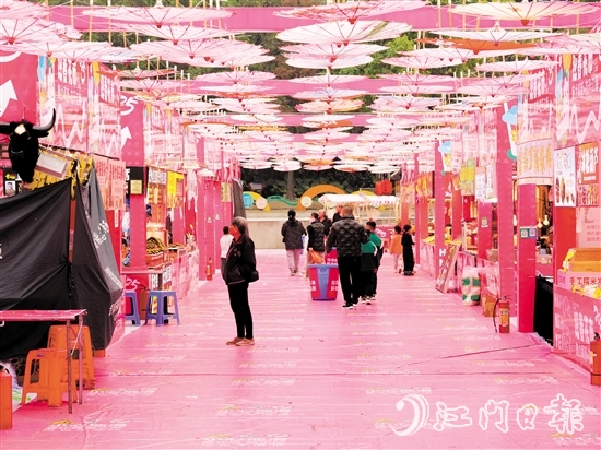 江南文化广场的迎春花市充满了浓浓的中国风元素。刘琼