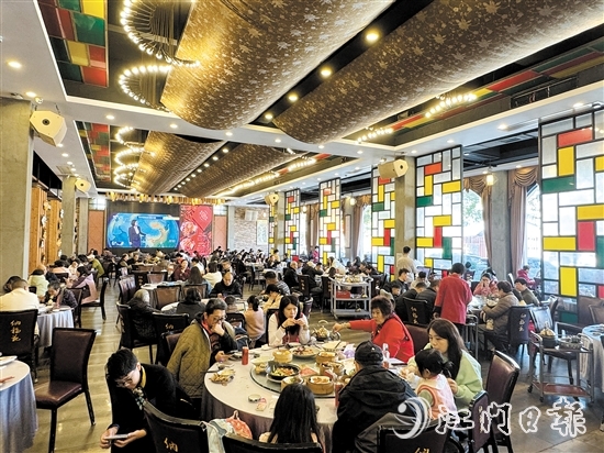 随着春节临近，我市餐饮业客流较多，生意火爆。