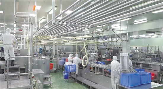 工人们正在生产线上紧张忙碌着,机械装置也在有序高效作业。 工人们正在生产线上紧张忙碌着,机械装置也在有序高效作业。