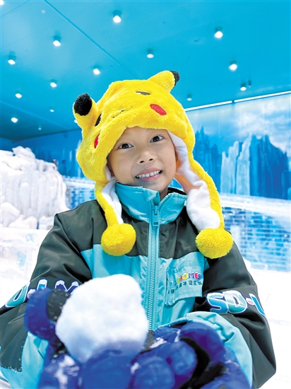 在佛山也能体验冰雪的快乐。