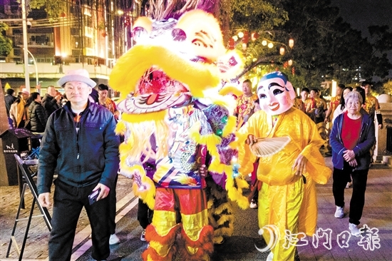 夜光狮巡游。
