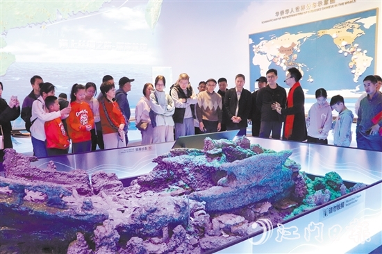 市民游客到侨博馆重温华侨历史。