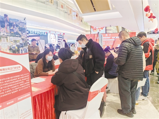 优质岗位吸引不少求职者前来应聘。