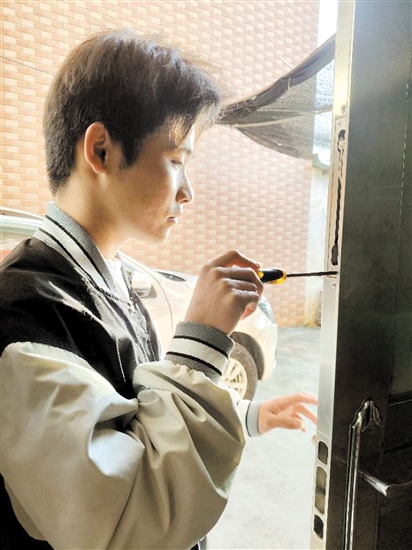 工贸职校学生以所学技能，为家人做饭、修理门锁门窗。
