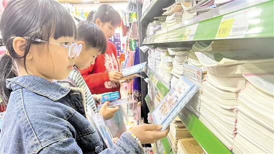 学生们在选购学习用品，迎接新学期的到来。