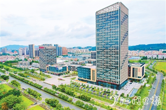作为全市唯一的国家高新区，江海区要勇当全市制造业高质量发展“先行区”“排头兵”。邱昱