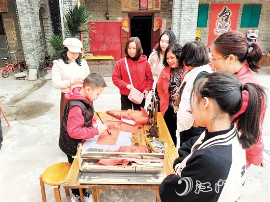 三合镇三泉湾侨文化基地设置新春文化互动环节，丰富游客的游玩体验。