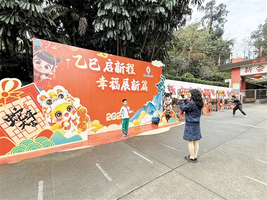 圭峰小学的开学氛围布置下足了功夫。