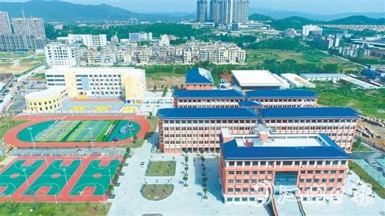 恩平教育事业蓬勃发展。图为恩平市实验小学和恩平市实验幼儿园。