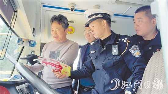 检查组在校车检查过程中与驾驶员解说安全驾驶校车的注意事项。