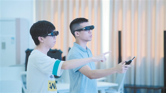 江门职院师生戴上VR眼镜，走进虚拟工厂实训。