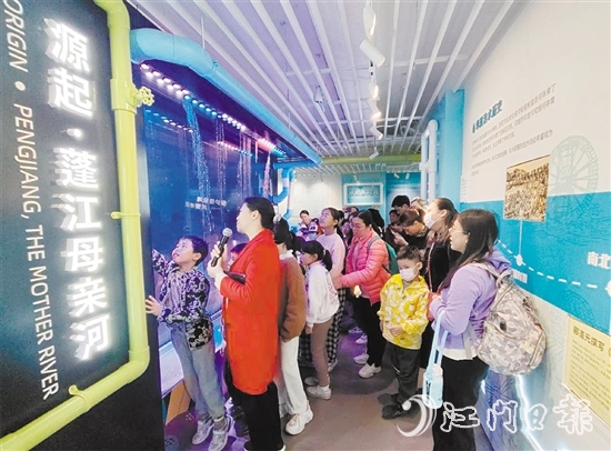 参与者深入了解本地治水历程以及水系情况。