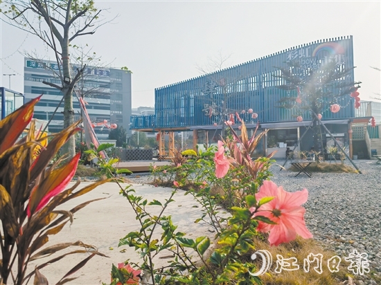 彩虹市集成为了沙岗村地标之一，是产业工人日常休闲娱乐的好去处。