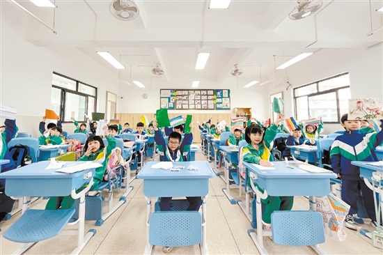 鹤山一中附属小学注重从生活科学出发，引导学生关注科学与生活的联系，通过有趣的科学实验展示，帮助学生更好地学习相关科学原理。