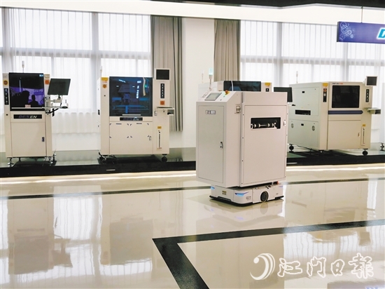 德森智能生产的AGV全自动机器人正在工作。刘琼