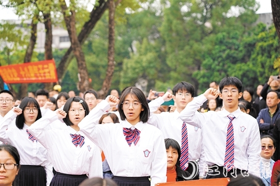在学生代表的带领下，学生们进行了庄严的成人宣誓。
