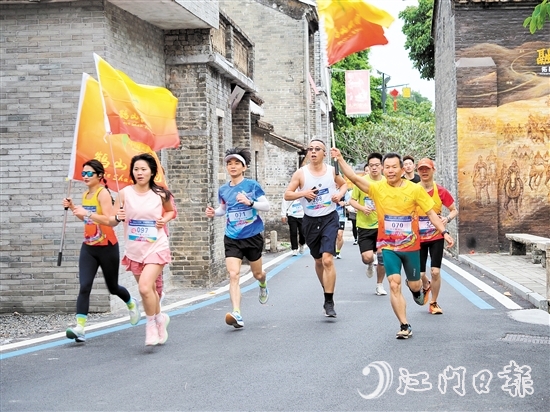 参赛选手在鲜卑古村纵情奔跑。