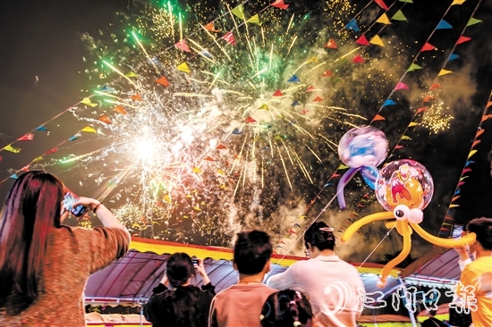 进入夜晚，花炮会现场仍然非常热闹，绚丽烟花让村民、游客大饱眼福。欧蕊荣
