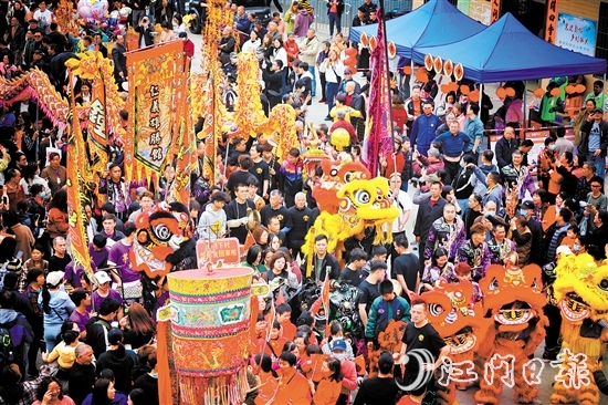 正月十六上午，小官田樟树下村热闹非凡，村民们敲锣打鼓，进行“接炮”“还炮”等环节。