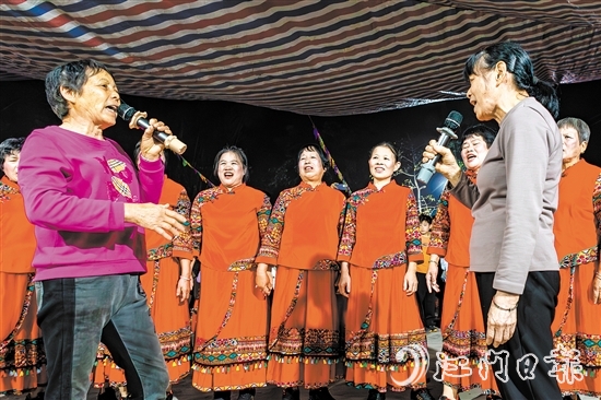 村民在花炮会上唱响《采茶歌》，词韵精美，内涵丰富。欧蕊荣