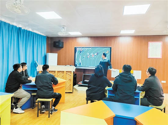 桃源中学体艺科组以“主备课人+团队研课”模式开展备课研讨活动。