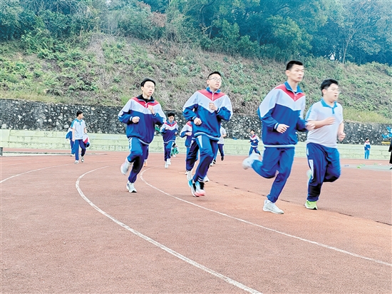 桃源中学通过举办校运会、师生大课间体育竞赛等方式，不断丰富校内体育运动内容。