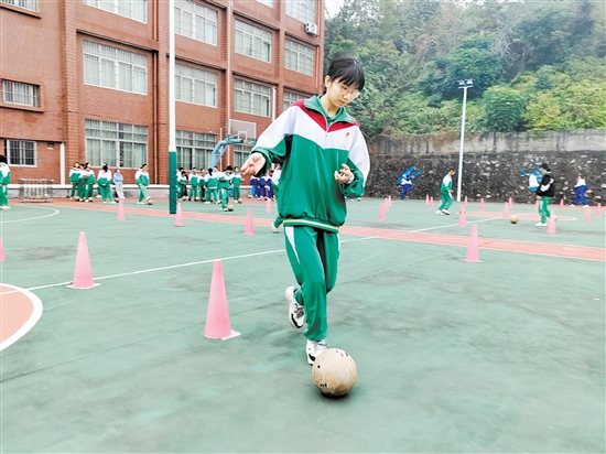 桃源中学通过设计趣味游戏、开展竞赛活动等方式，让学生们在愉快的氛围中体验丰富有趣的体育项目。