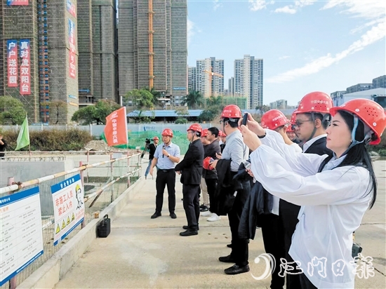 昨日下午，20多名港澳委员报到后，马不停蹄开展视察工作。
