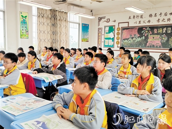 崖门镇田边小学学生收到了爱心企业捐赠的《青苹果》。