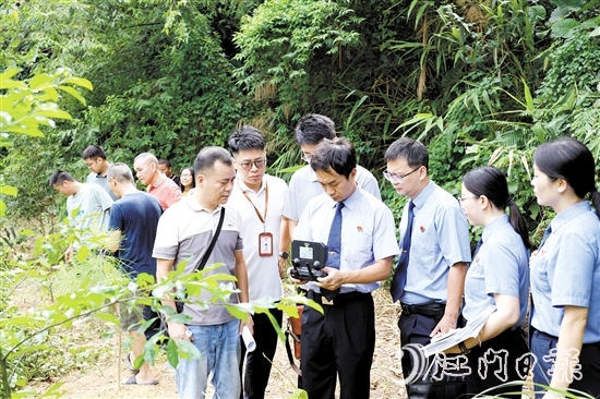 检察干警借助无人机开展调查取证工作。