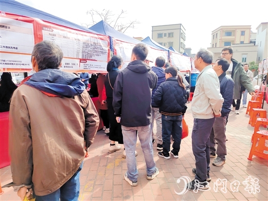 恩平市人社局在大槐镇举办的招聘会吸引不少求职者到场。