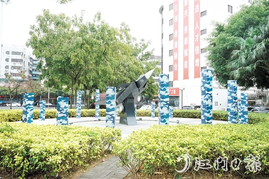 蓝色迷彩环绕的战斗机模型引人注目。