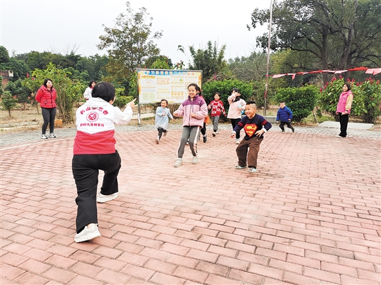 村委会利用小公园定期举办惠民活动。