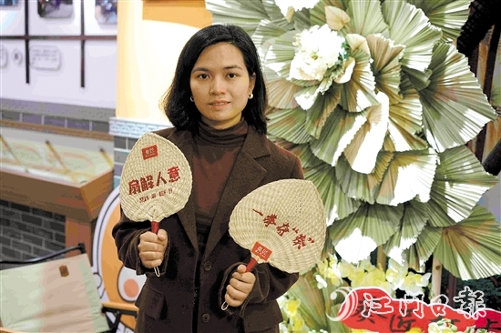 余惠云结合现代设计和刺绣工艺，创作出有趣的葵扇产品。