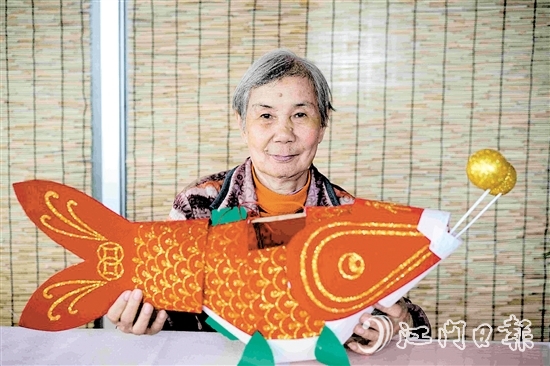 钟松友与她制作的新会鱼灯。