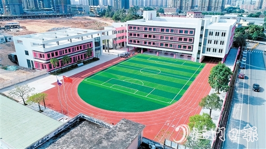 台山市去年累计投入4800余万元，大力推动台城二小林荣源校区改扩建工程、那琴小学教学楼项目等建设。图为改扩建后的台城二小林荣源校区。