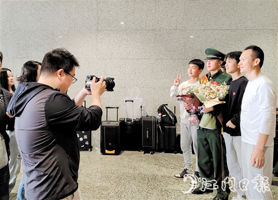 家人迎接退役军人光荣返乡。